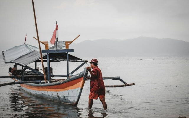 Ilustrasi: Nelayan dan perahu di tepi pantai