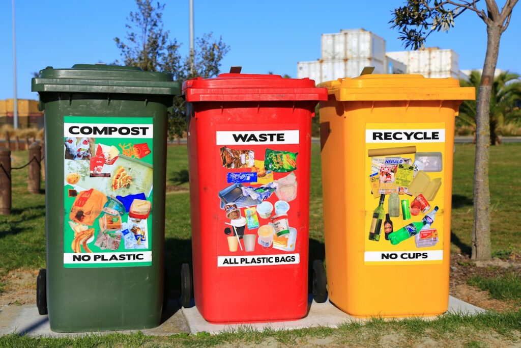 Ilustrasi: Wadah terpisah untuk pengumpulan sampah