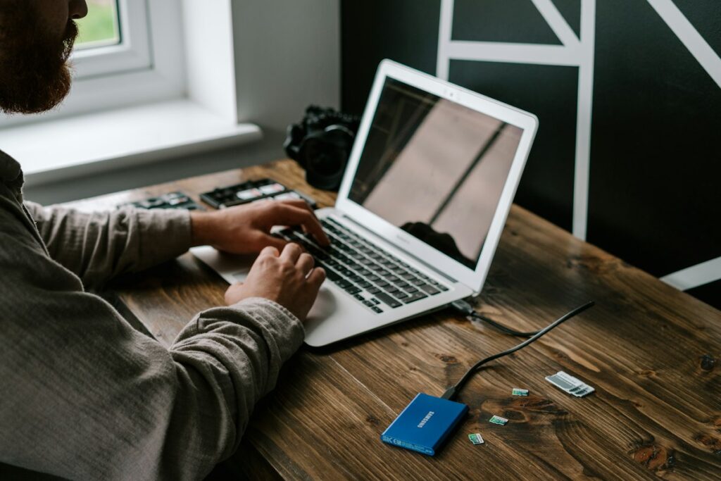 Ilustrasi: Laptop dan penyimpanan eksternal di meja