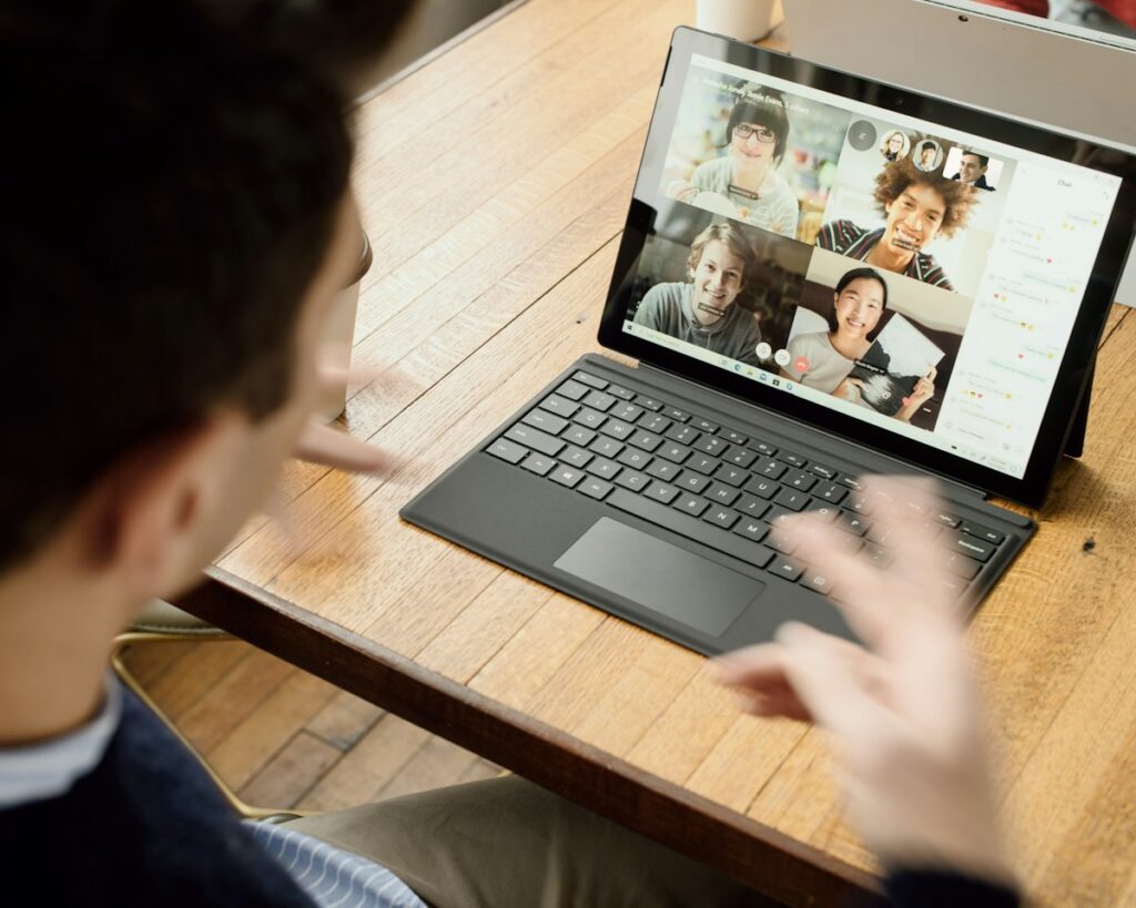 Ilustrasi: Panggilan video melalui laptop