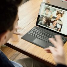 Ilustrasi: Panggilan video melalui laptop