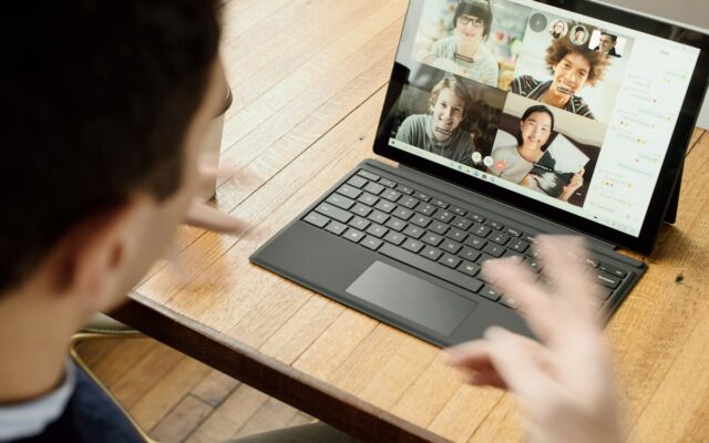 Ilustrasi: Panggilan video melalui laptop