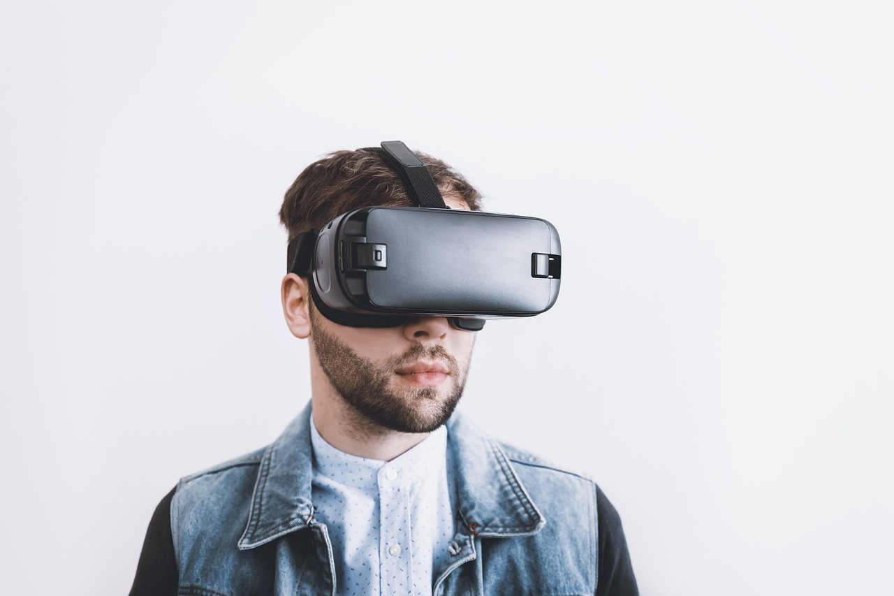Inside VR Gadgets: How the Technology Works and What It Can Do